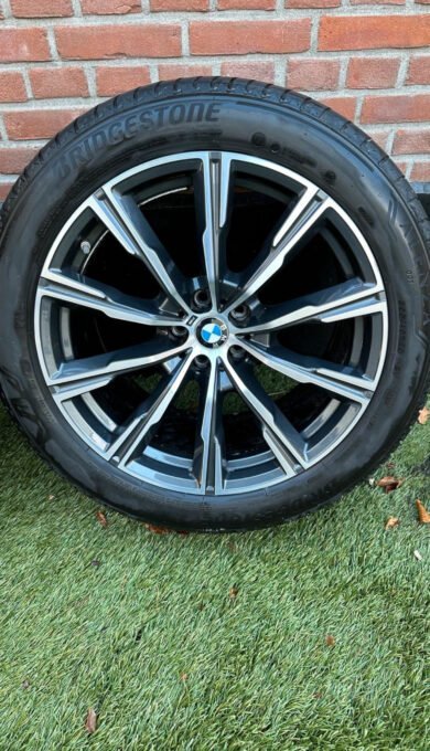jantes et pneus d'origine pour x5 g05 et x6 g06. jantes et pneus d'origine pour x5 g05 et x6 g06.