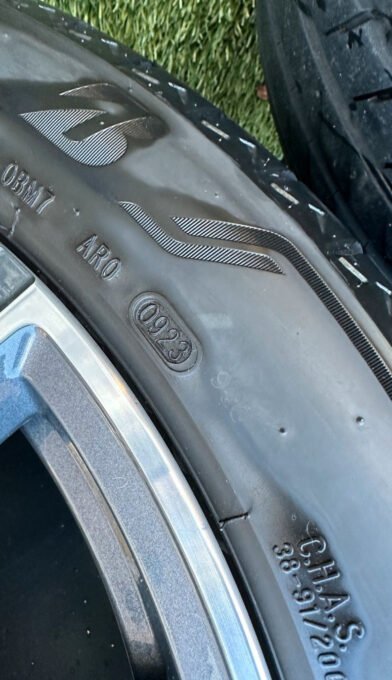 jantes et pneus d'origine pour x5 g05 et x6 g06. jantes et pneus d'origine pour x5 g05 et x6 g06.