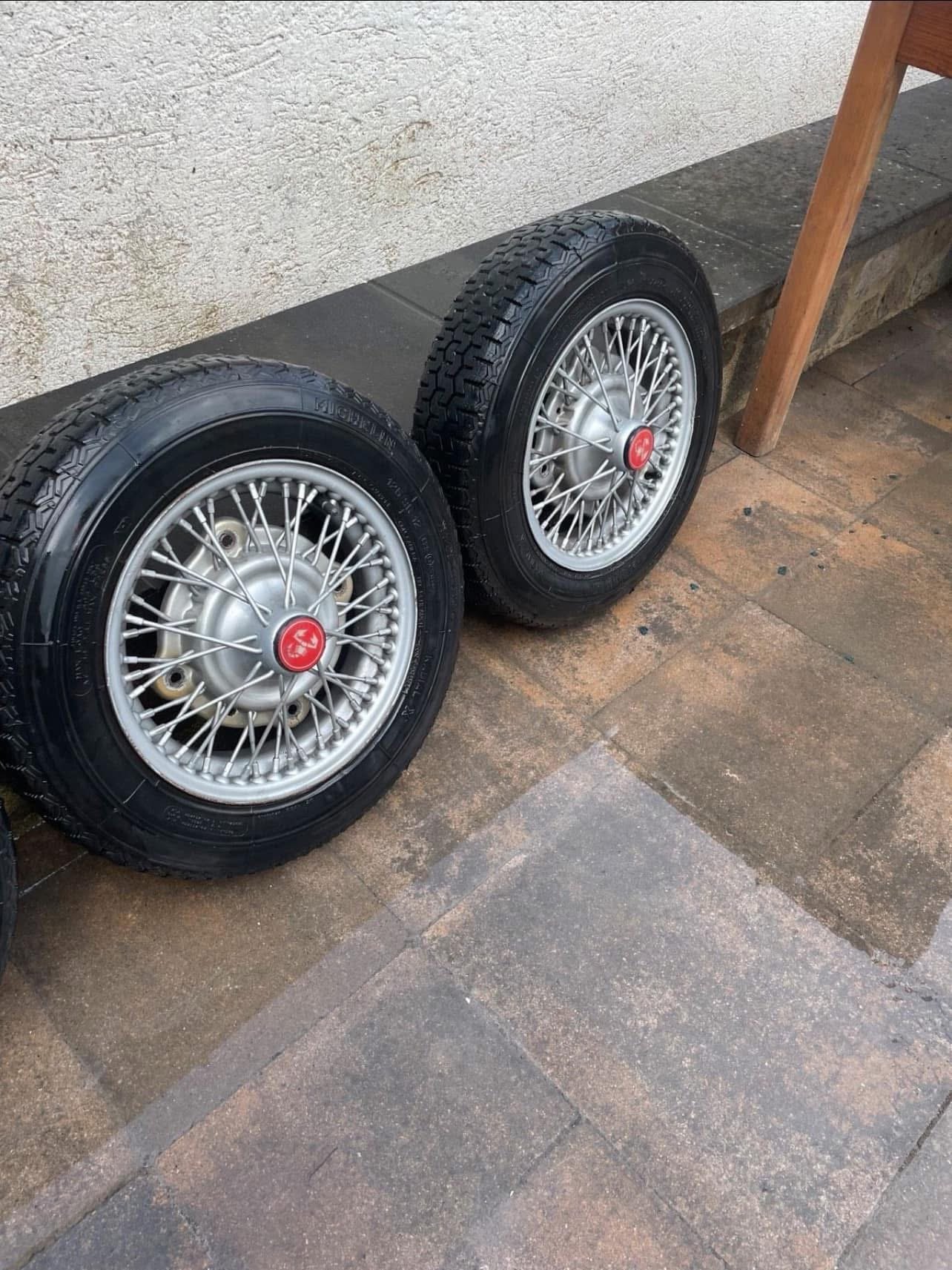 fiat 500/bianchina/126 voiture vintage jantes alliage borrani pneus rareté fiat 500/bianchina/126 voiture vintage jantes alliage borrani pneus rareté