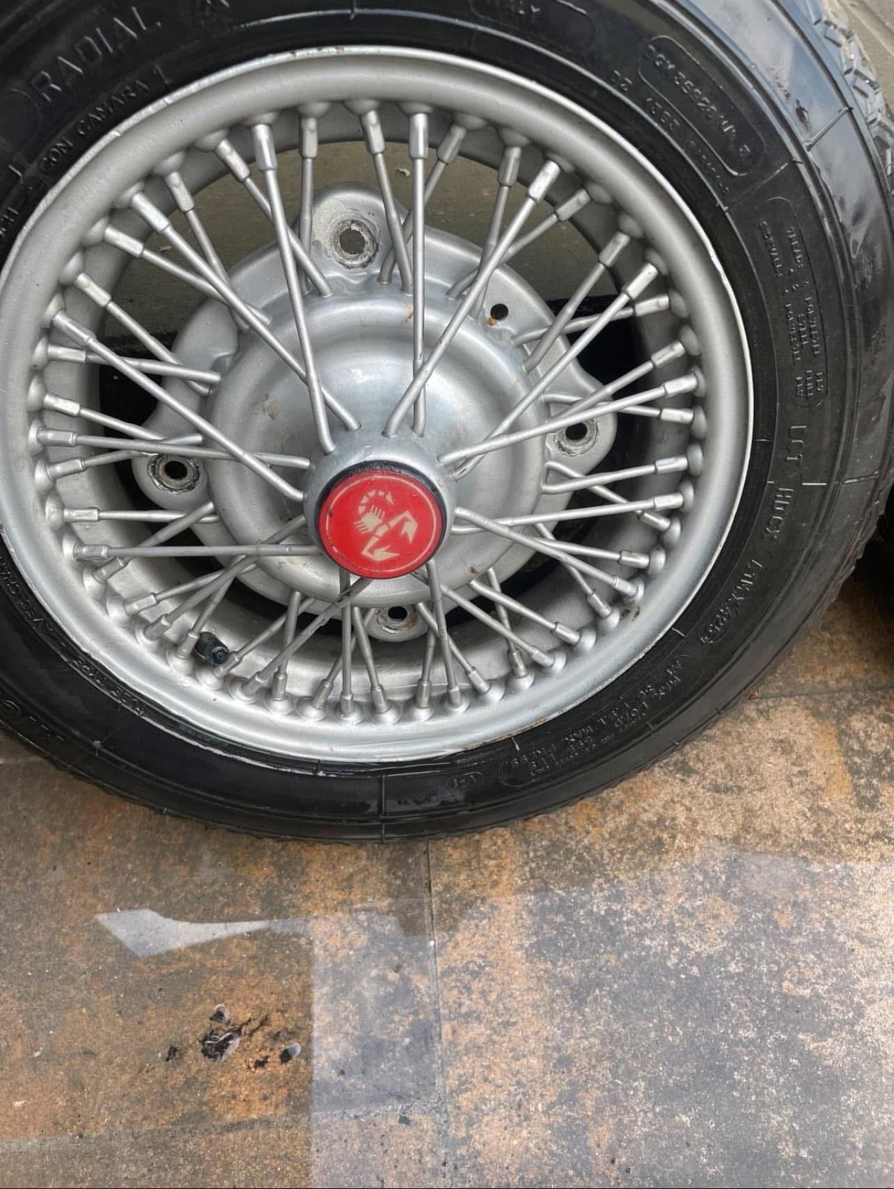 fiat 500/bianchina/126 voiture vintage jantes alliage borrani pneus rareté fiat 500/bianchina/126 voiture vintage jantes alliage borrani pneus rareté