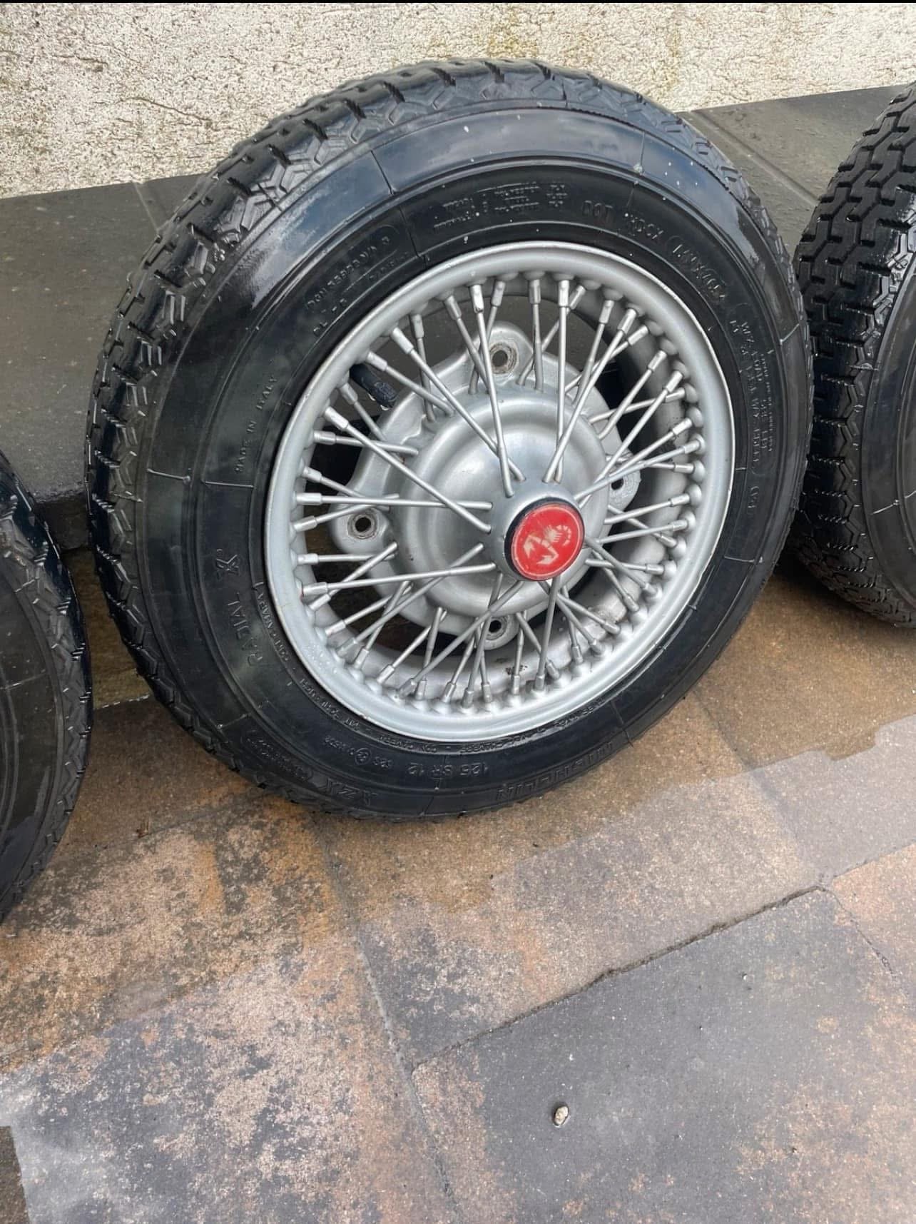 fiat 500/bianchina/126 voiture vintage jantes alliage borrani pneus rareté fiat 500/bianchina/126 voiture vintage jantes alliage borrani pneus rareté